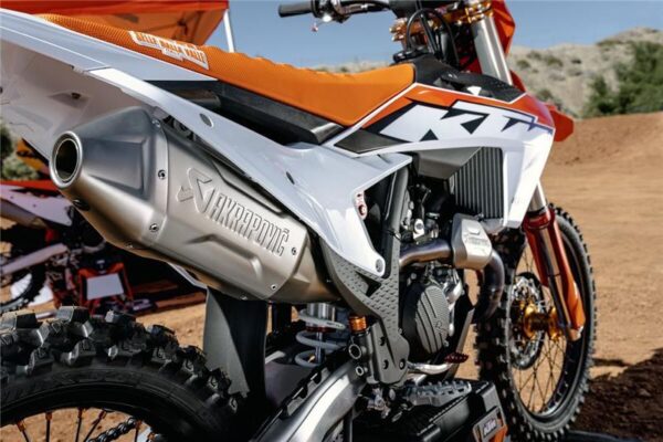 Akrapovic 'Racing Line'